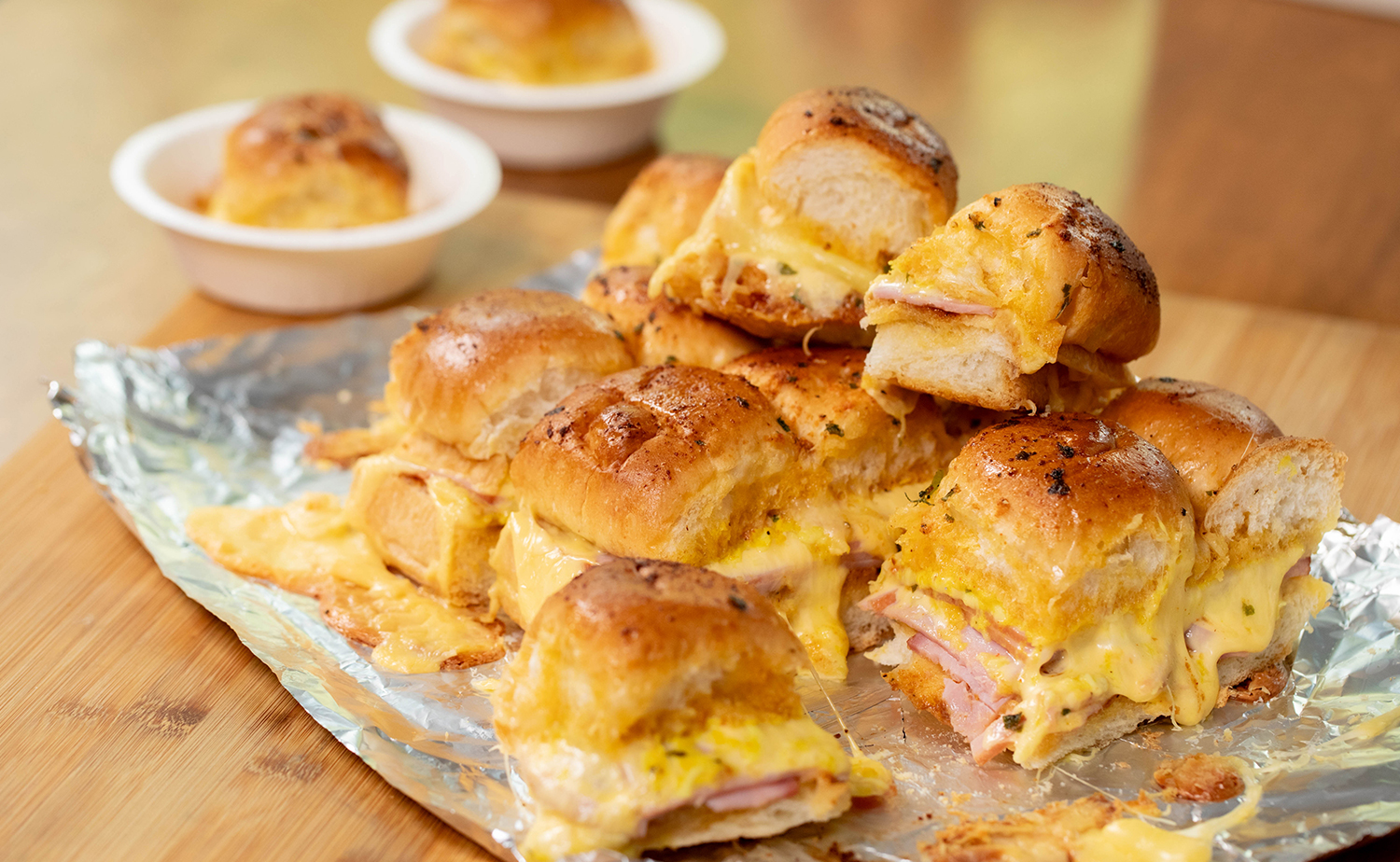 Hot Ham and Cheese Sliders (ฮอตแฮมแอนด์ชีสสไลเดอร์)