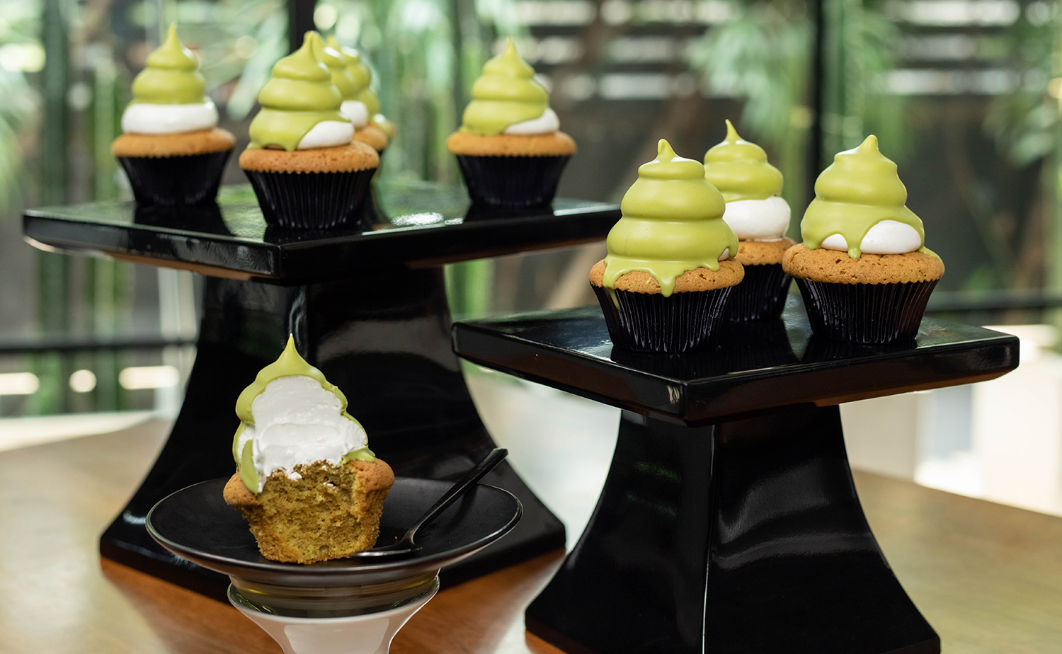 Hi-hat Green Tea Cupcakes (คัพเค้กชาเขียวหน้าเมอแรงค์)