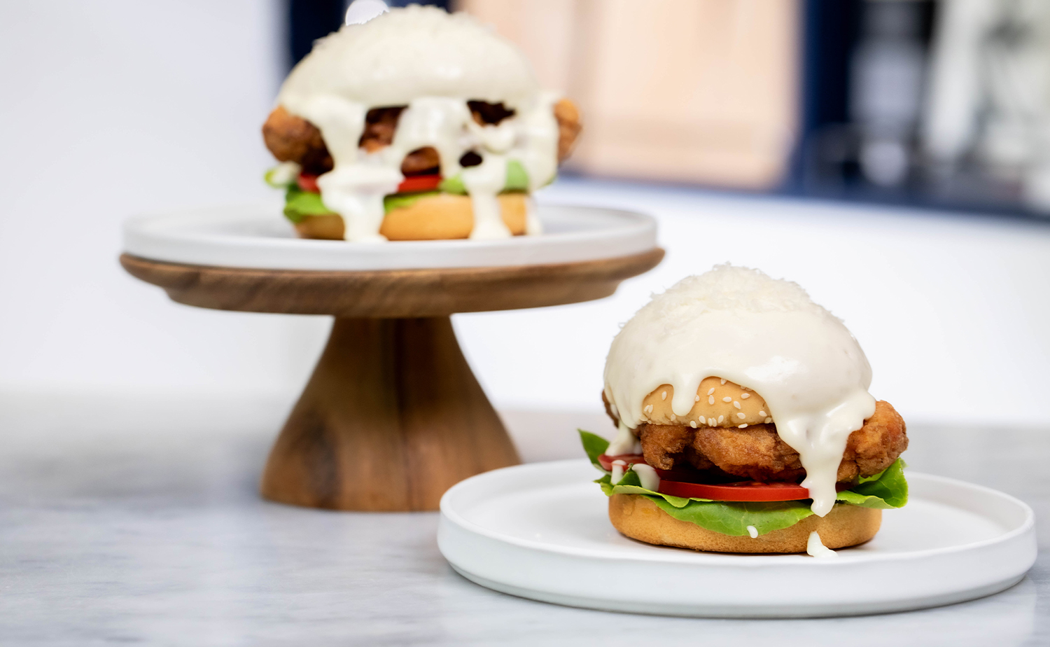 Alfredo Fried Chicken Burger (เบอร์เกอร์ไก่ทอดซอสอัลเฟรโด้)