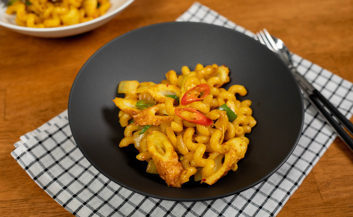 Curry Chikuwa Pasta (พาสต้าชิกูวะผัดผงกะหรี่)