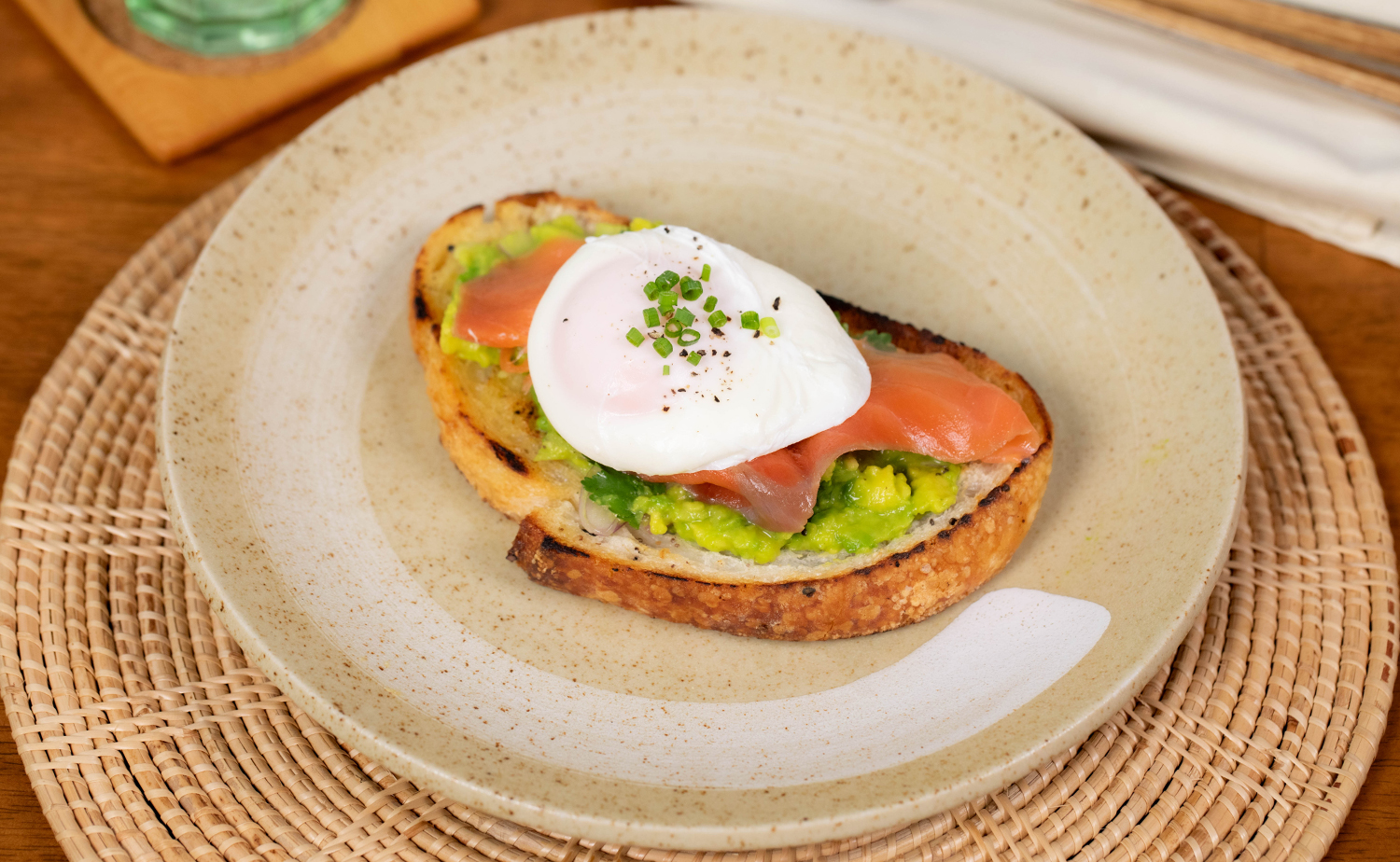 Smoked Salmon Avocado Toast (โทสต์กัวคาโมเลแซลมอนรมควัน)