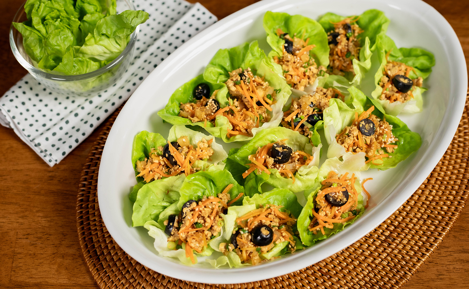 Tofu and Olive Lettuce Cups (เมี่ยงผัดเต้าหู้มะกอกดำ)