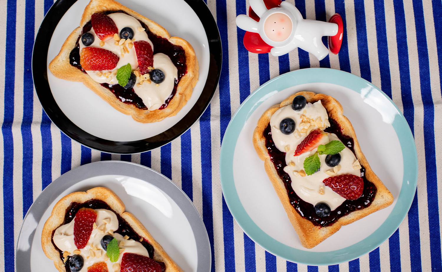 Berry Toast with Sweet Peanut Cream (โทสต์เบอร์รี่กับสวีทพีนัทครีม)