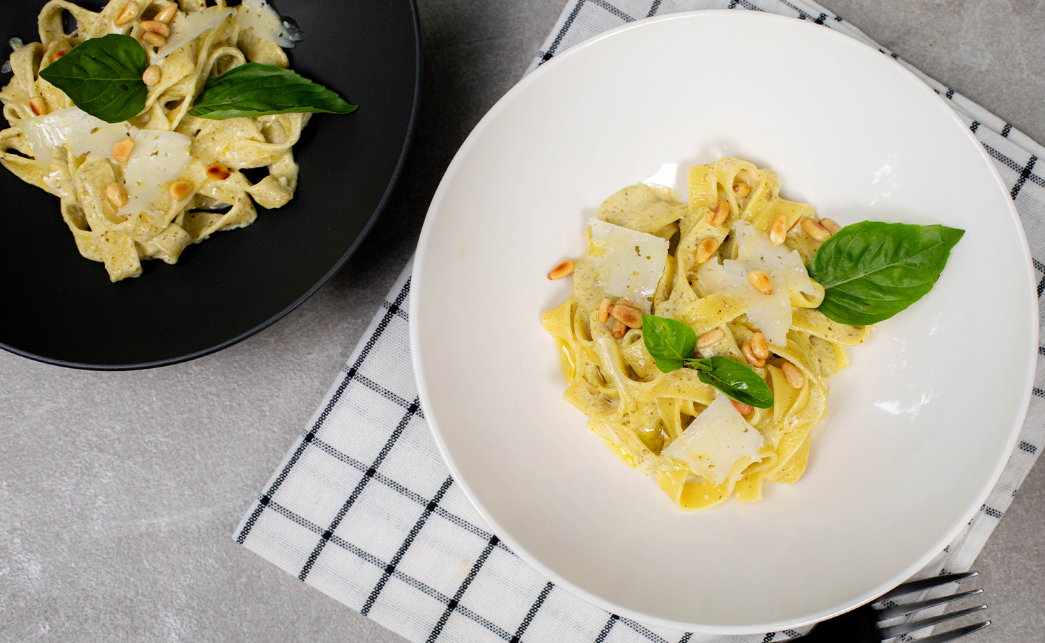 Fettuccine in Pesto Cream Sauce (เฟตตูชินีครีมเพสโต้)