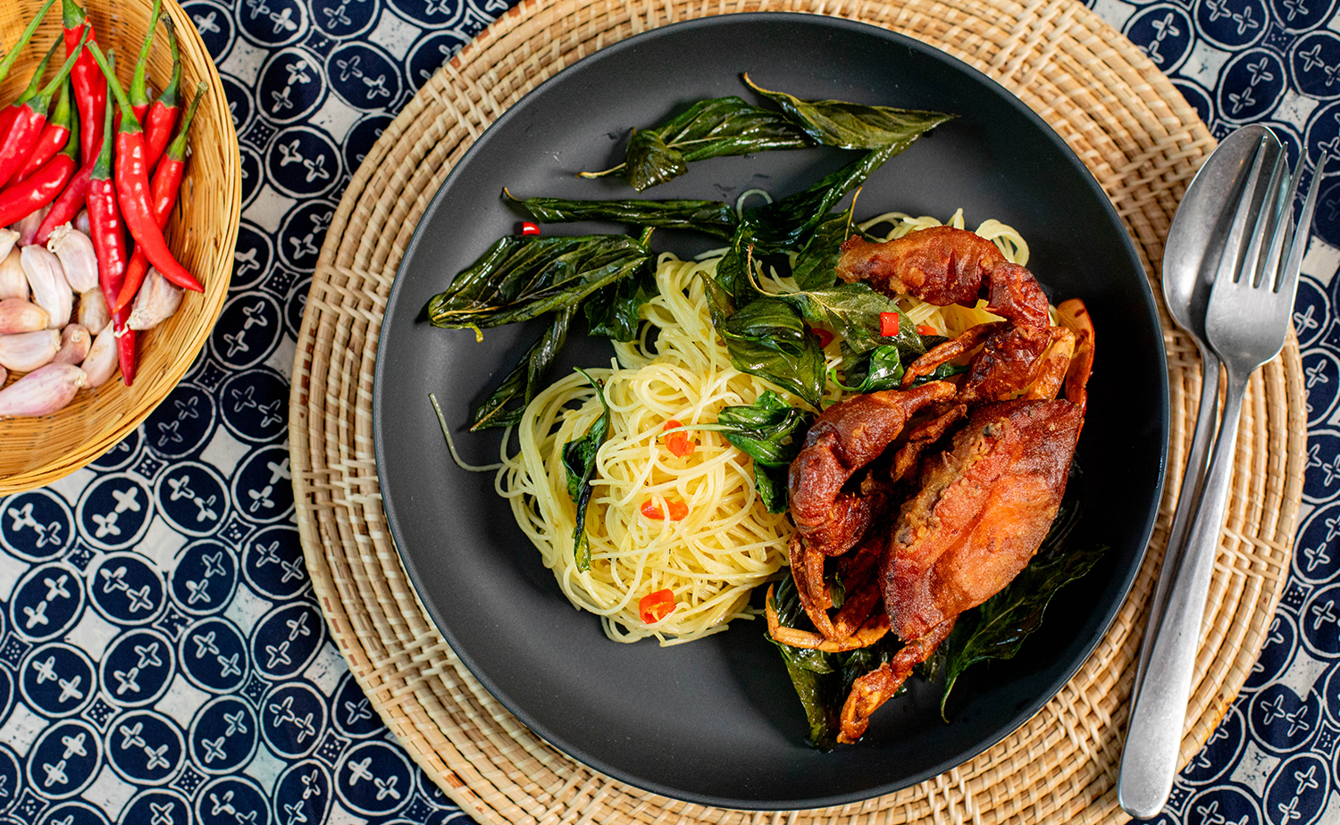 Capellini with Garlic Chili Oil and Crispy Soft-Shell Crab (ผัดคาเปลลินีกระเทียมพริกสดกับปูนิ่มทอด)