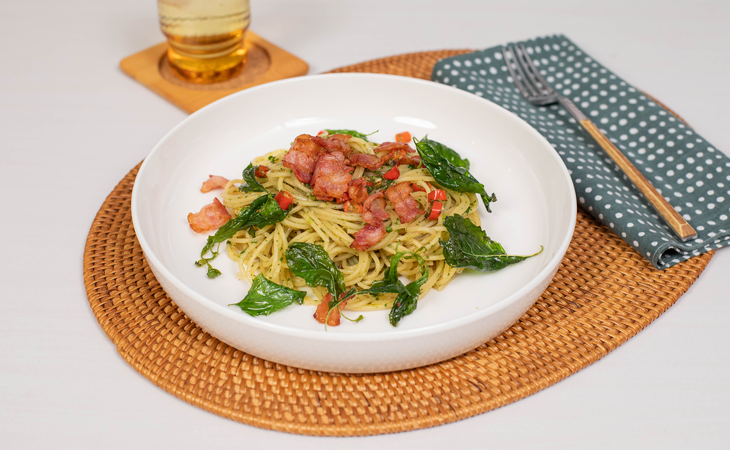 Spicy Holy Basil Pesto Pasta with Bacon (พาสต้าเพสโต้กะเพราเบคอนกรอบ)