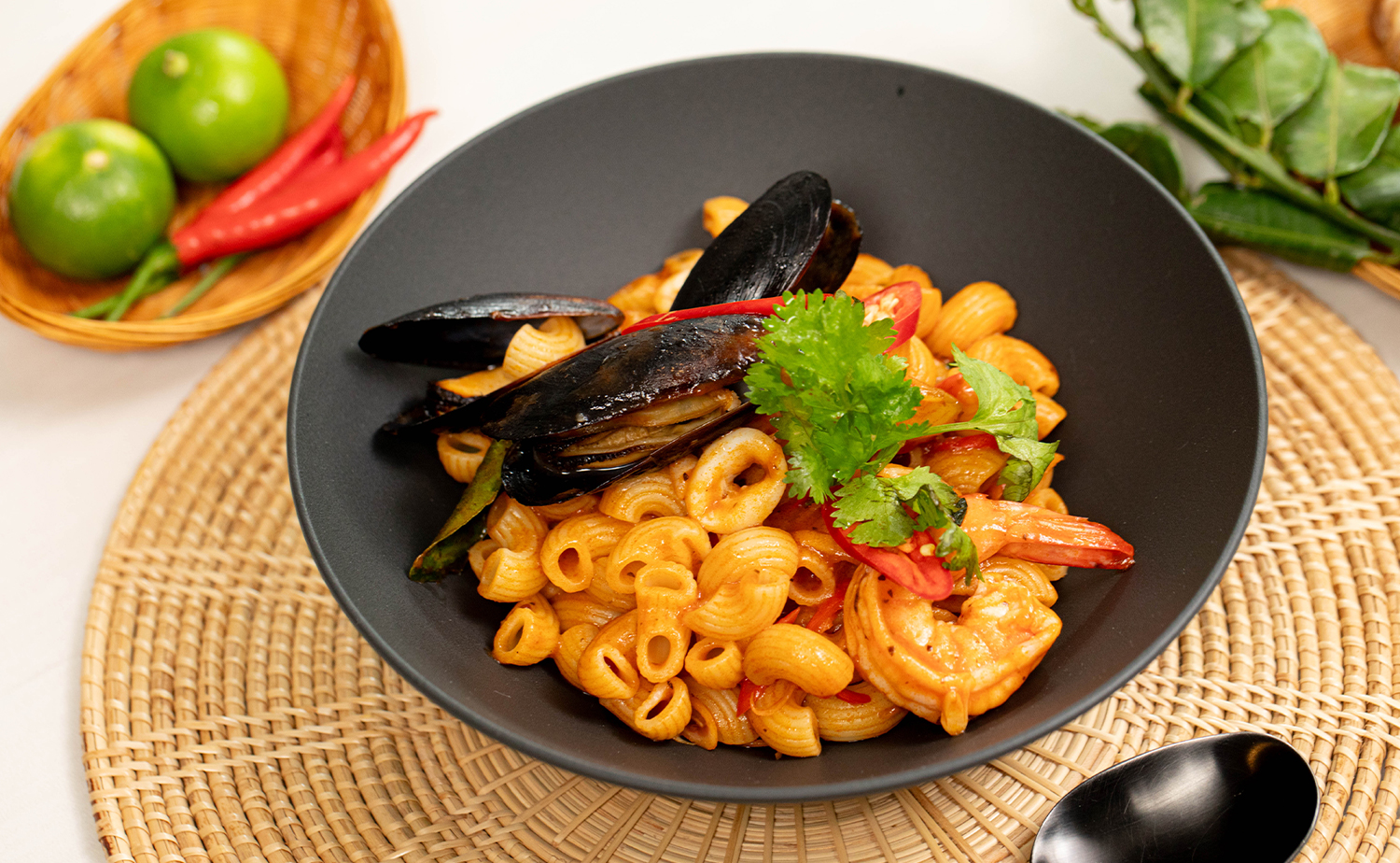 Seafood Macaroni in Tom Yum Tomato Sauce (มักกะโรนีต้มยำทะเลซอสมะเขือเทศ)