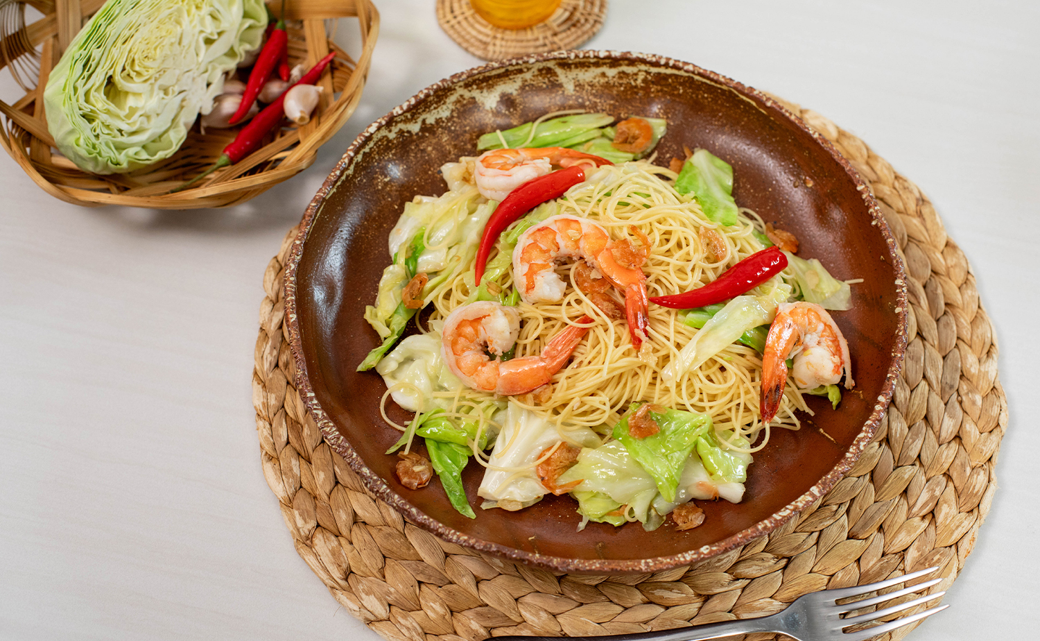 Capellini Stir-Fry with Cabbage and Prawns (คาเปลลินีกะหล่ำปลีกุ้งผัดน้ำปลา)
