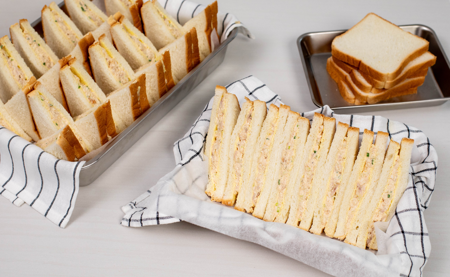 Crowd Pleasing Chicken Sandwiches (แซนด์วิชไก่เพื่อมวลชน)