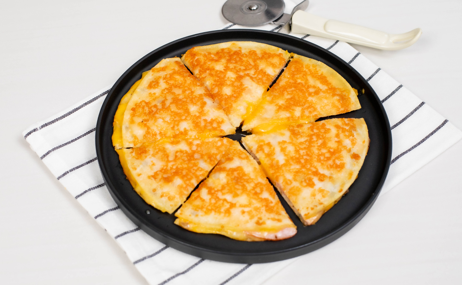 Crispy Ham and Cheese Quesadilla (เคซาดิญ่ากรอบแฮมชีส)