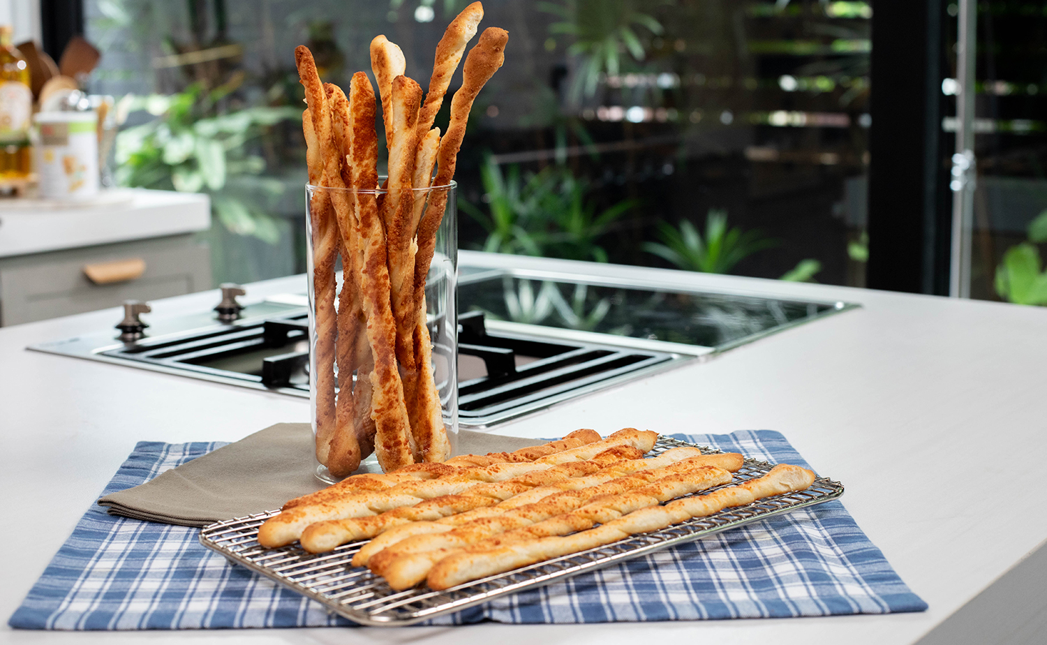 Garlic Parmesan Breadsticks (ขนมปังแท่งกระเทียมพาร์มิซาน)