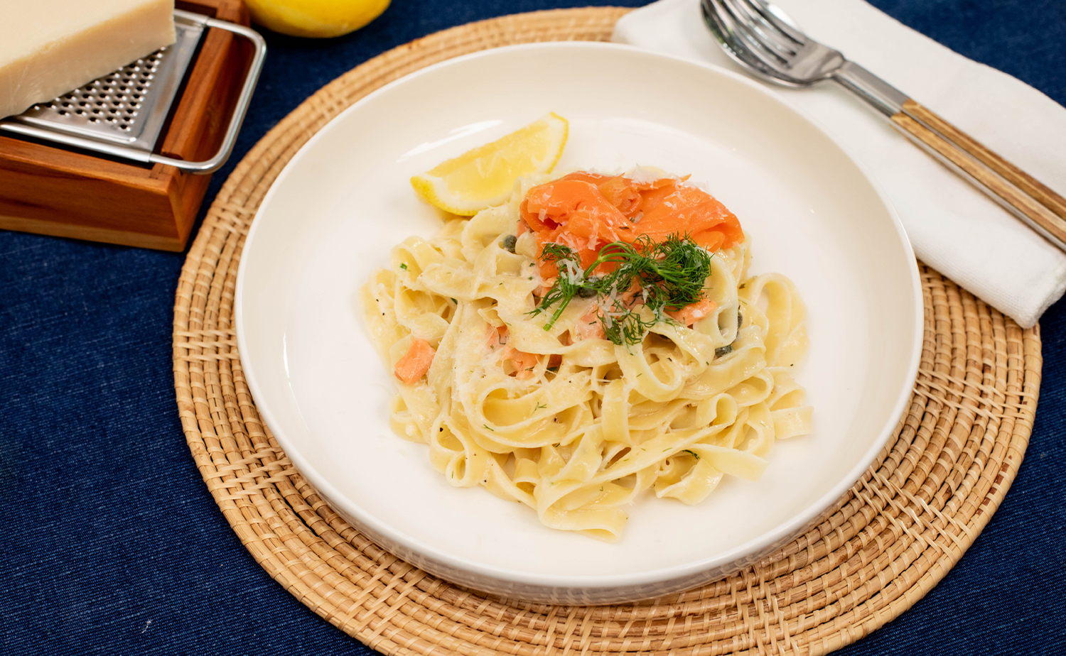 Salmon Alfredo Pasta (แซลมอนอัลเฟรโด้พาสต้า)