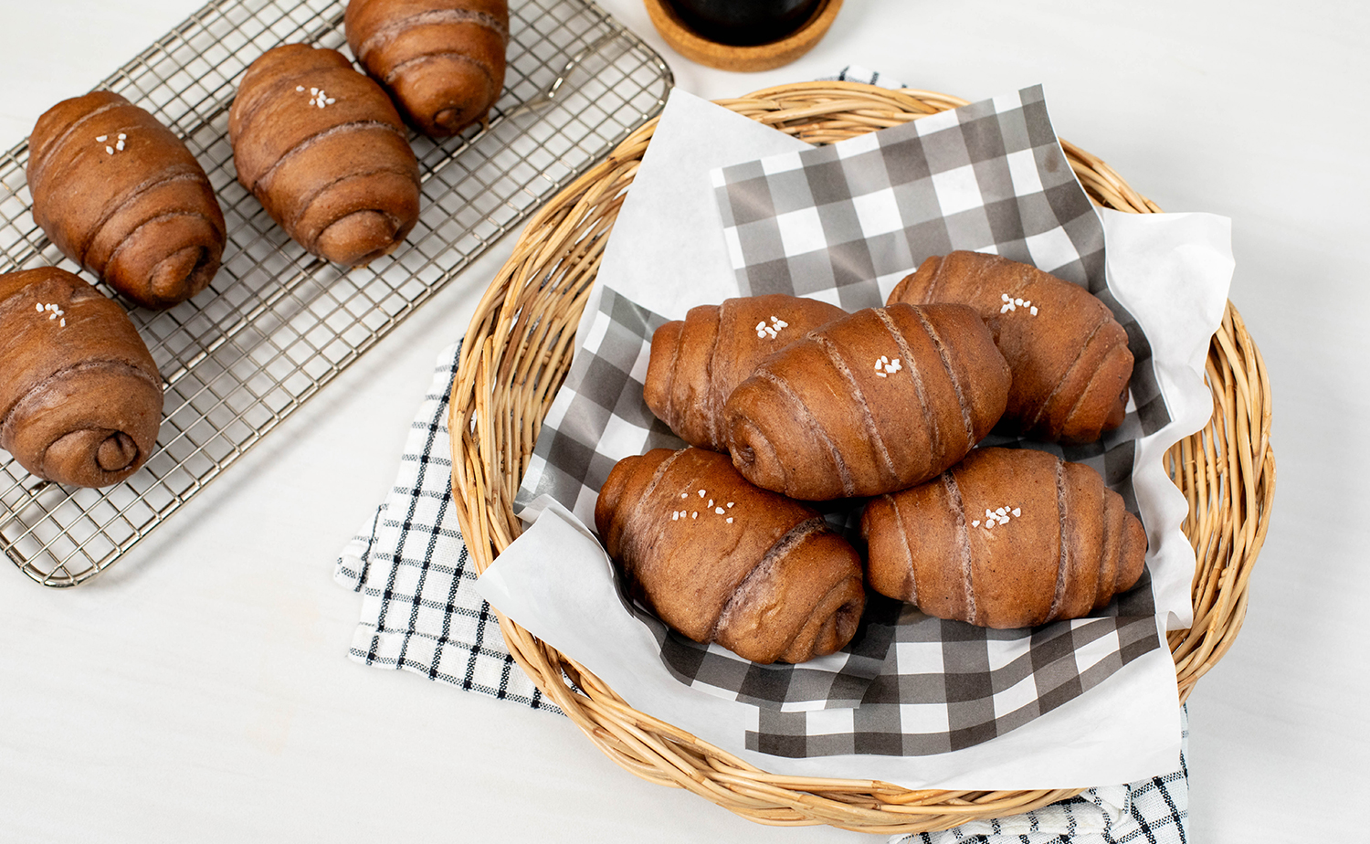 Black Sticky Rice Butter Rolls (ขนมปังโรลข้าวเหนียวดำ)