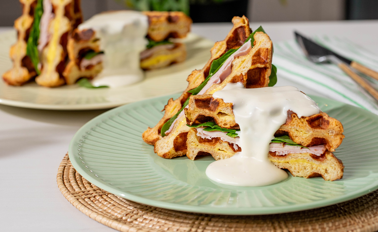 Alfredo Ham Cheese Waffle Toast (วาฟเฟิลโทสต์แฮมชีสซอสอัลเฟรโด้)