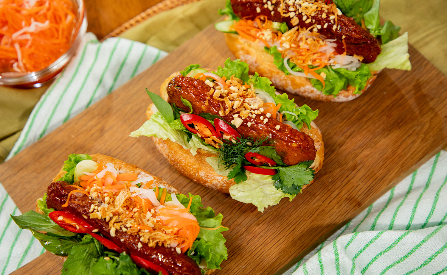 Bánh Mì with Sweet Chili Glazed Fish Cakes (บั๋นหมี่ทอดมันปลากราย)